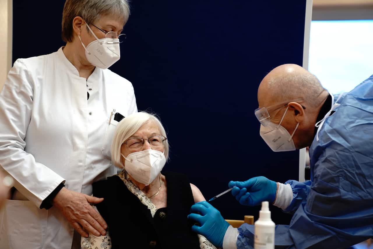 27 December 2020, Berlin: Gertrud Haase (C), 101-year-old, receives a shot of the Pfizer-BioNTech COVID-19 vaccine at the Agaplesion Bethanien Sophienhaus nursing home where the corona vaccinations start in Germany today. Photo: Kay Nietfeld/dpa Pool/dpa