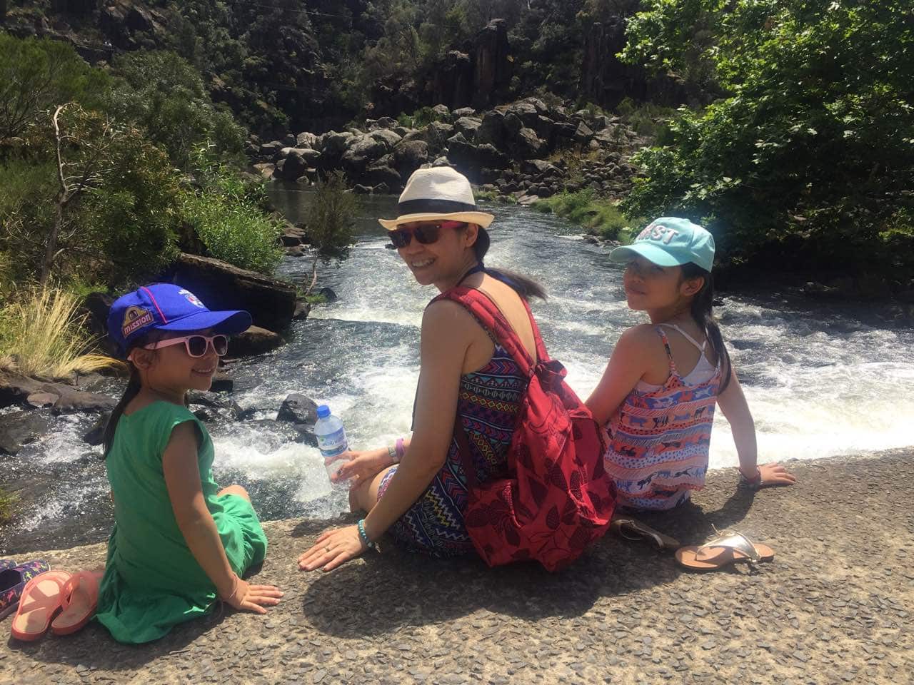 Chị Khánh Trần và hai con gái