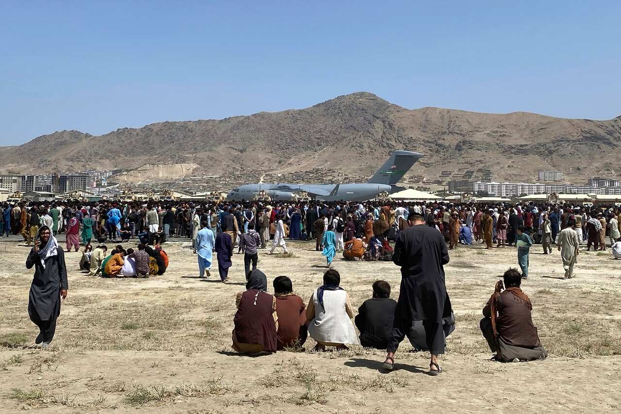 Raia wa Afghanistan, wajaa ndani ya uwanja wakimataifa wa ndege wa Kabul, baada ya wanamgambo wa Taliban kuchukua utawala. 