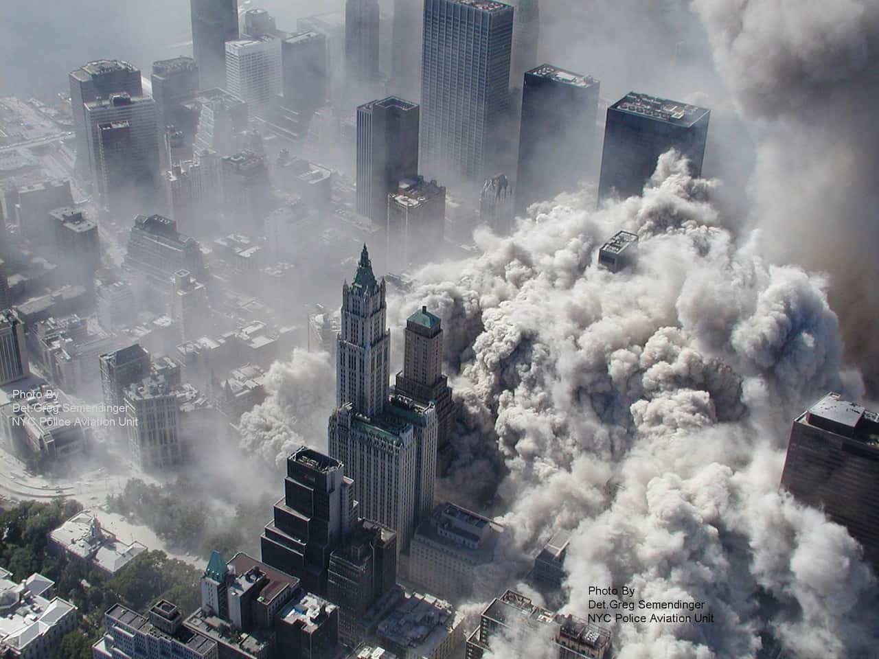 Une vue aérienne des attentats terroristes contre le World Trade Center