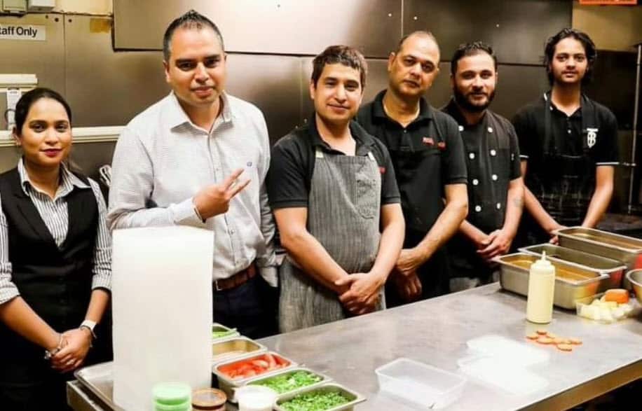 แรงงานต่างชาติทำงานเป็นพนักงานเสิร์ฟและในครัว