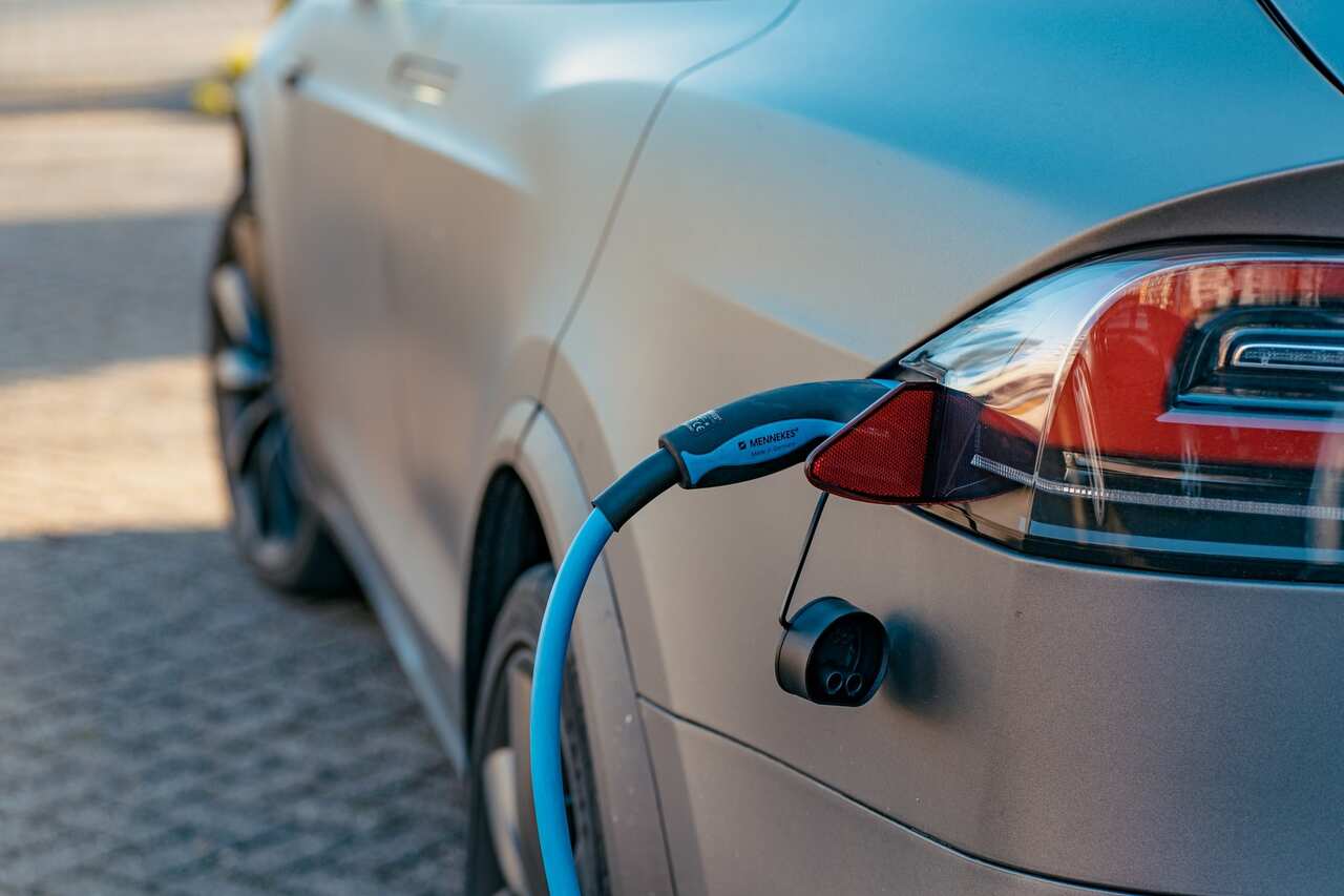 Charging an electric car at a charge stateion