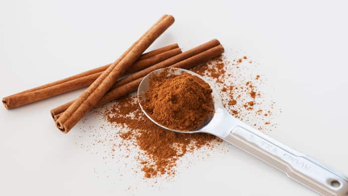 Cinnamon stick and cinnamon powder. 