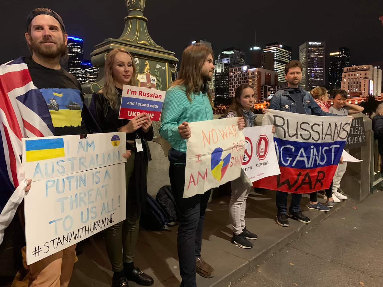 Daniel Mitchell (L) stands with Russians against the war in Ukraine.