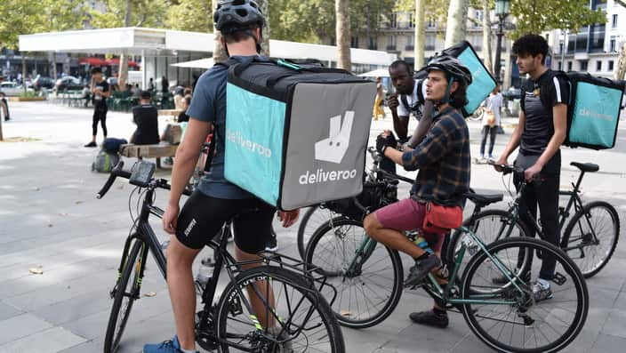 Deliveroo amenaza con despedir trabajadores luego de perder sus contratos reportó ABC.