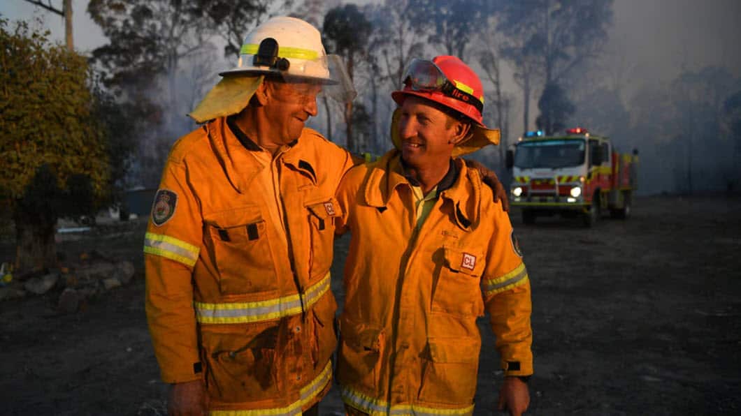 Bomberos voluntarios de NSW (RFS), Bob (izquierda) y Greg Kneipp, padre e hijo, después de defender una propiedad cerca de Glen Innes, en noviembre de 2019.