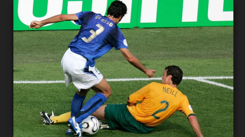 Il celebre contatto tra Fabio Grosso e Lucas Neill al 90' di Italia-Australia ai Mondiali del 2006.