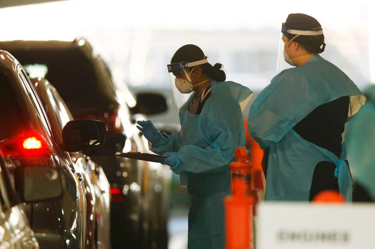 Wafanyakazi wa afya wafanya vipimo vya COVID-19 