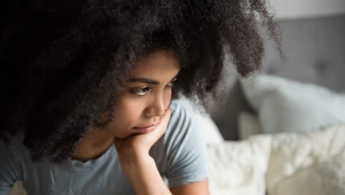 Feto Afrika Amerikanu ne'ebe la kontente tuur iha kama laran