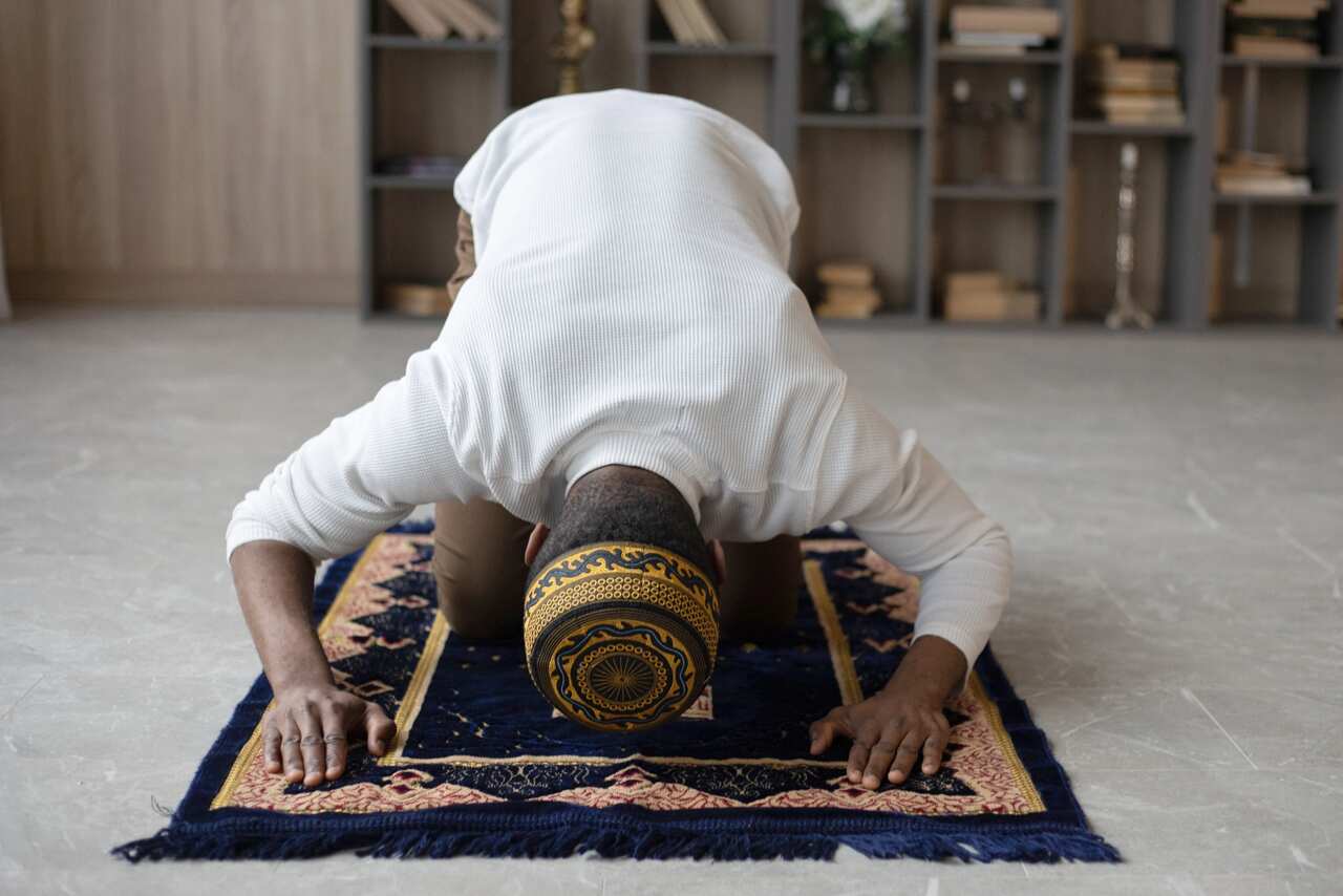 Muslim praying pexels-monstera v4