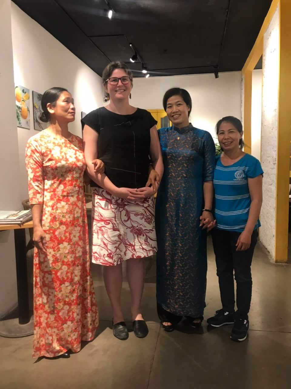 Nguyễn Thị Tâm (áo dài xanh) cùng hai nông dân Dương Nội khác trong một cuộc gặp với nhân viên Đại sứ quán Mỹ tại Hà Nội