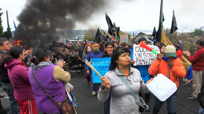 Protestas de pescadores en Chiloé el 5 de mayo de 2016 pidiendo más ayudas después de una prohibición de pesca debido a la marea roja.