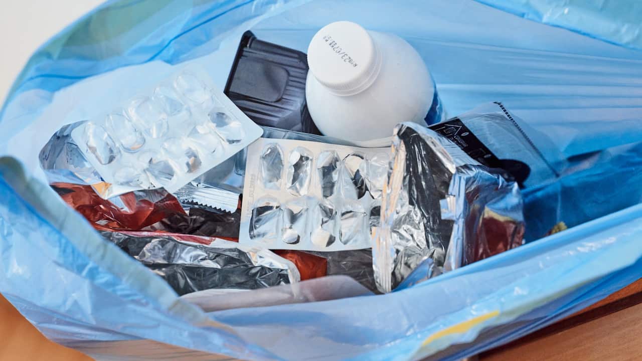 Your recyclables should not be bagged when placing them into the kerbside recycling bin. 