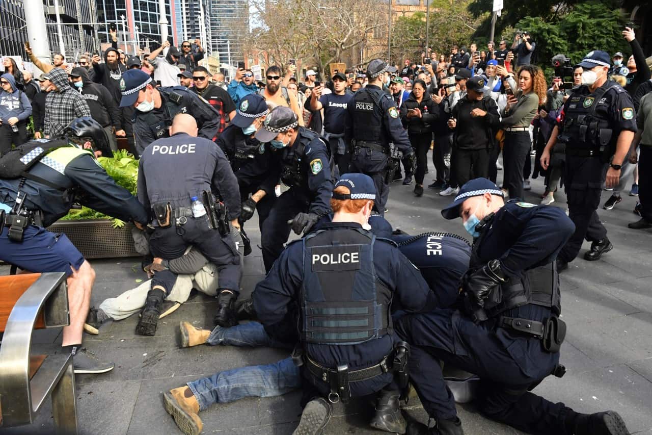 Police and anti-lockdown protesters on the streets of Sydney (AAP)