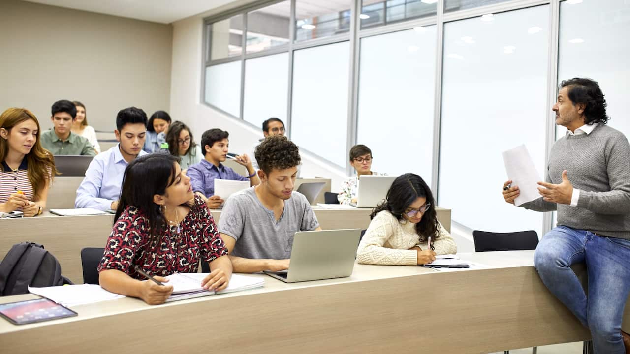 Categories affected by the new law that does not allow international students to change courses in Australia