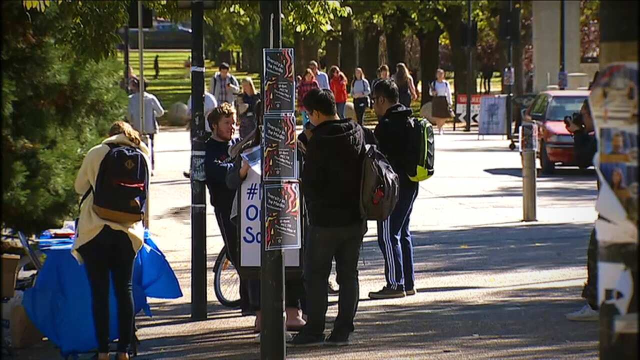 Students at Australian National University in Canberra, pre-COVID (SBS)
