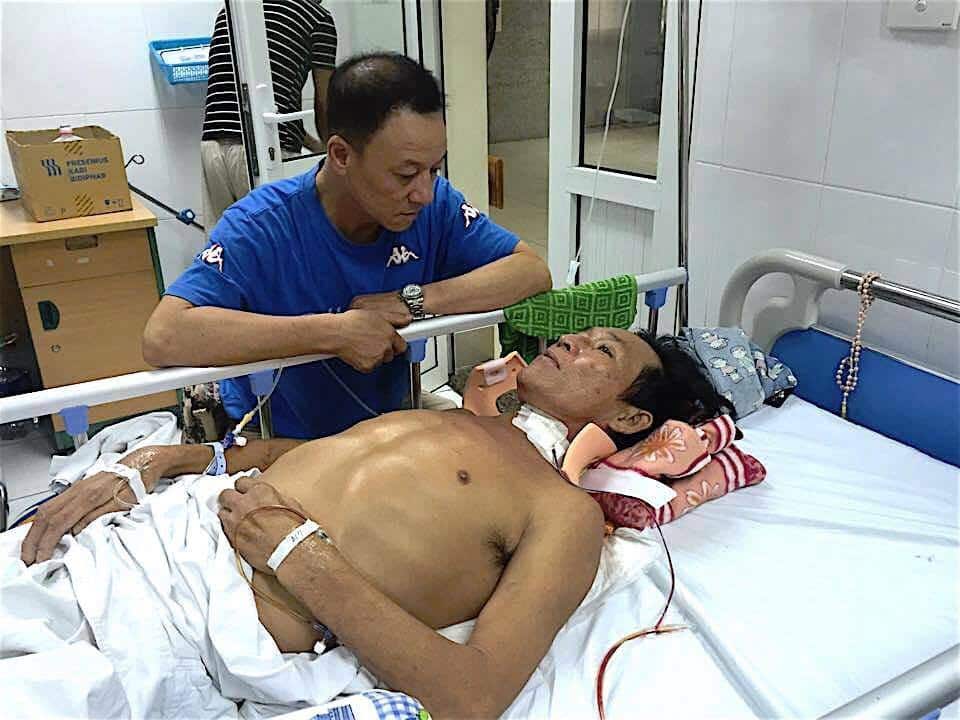 Thăm bệnh nhân bị đánh gãy cổ.