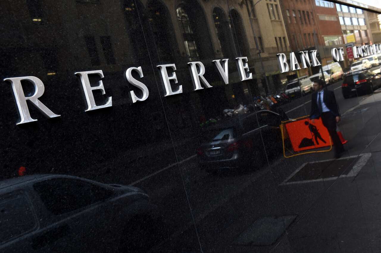 People walk past the Reserve Bank of Australia (RBA) in Sydney, Tuesday, April 6, 2016. The RBA is expected to leave interest rates on hold today. (AAP Image/Dean Lewins) NO ARCHIVING