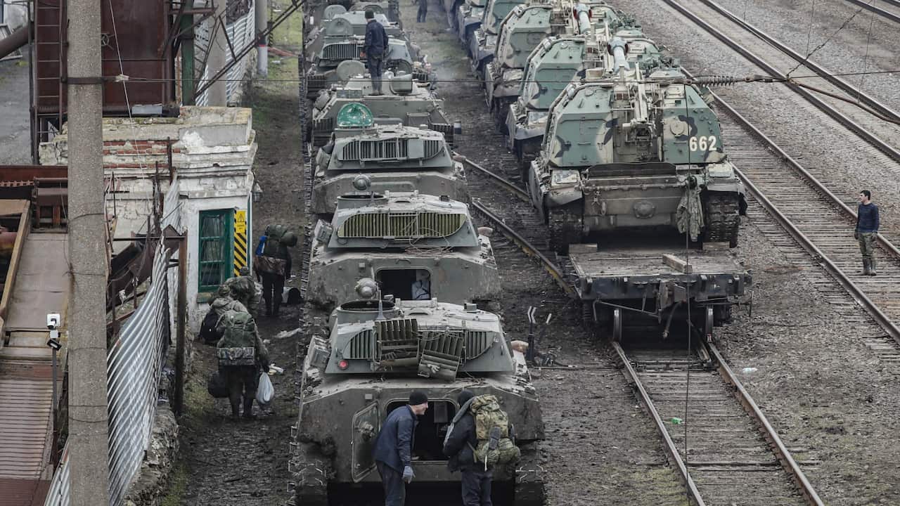 Vehículos blindados rusos en la estación de tren de la región de Rostov, Rusia, 23 de febrero de 2022.