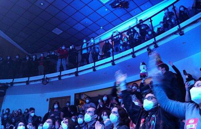 Vaccinated Chileans attended the first of a series of concerts that will be studied in a clinical trial to see if mass events like concerts can safely resume without spreading COVID. 26-08-2021