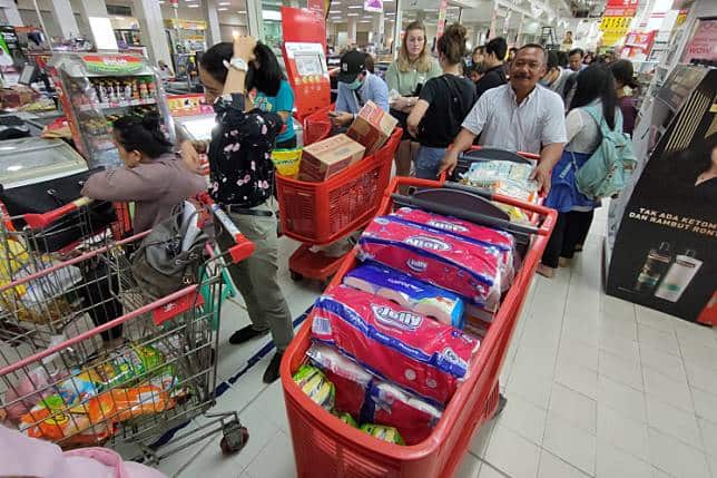 Panic buying in Jakarta after the announcement of COVID-19 victims