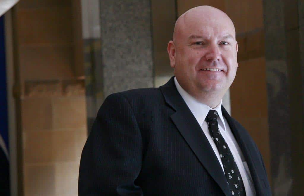 คุณวาร์เรน เดย์ เจ้าหน้าที่บริหารอาวุโสด้านข่าวกรองของคณะกรรมการหลักทรัพย์และการลงทุนแห่งออสเตรเลีย หรือเอสิก (Australian Securities and Investments Commission หรือ ASIC)