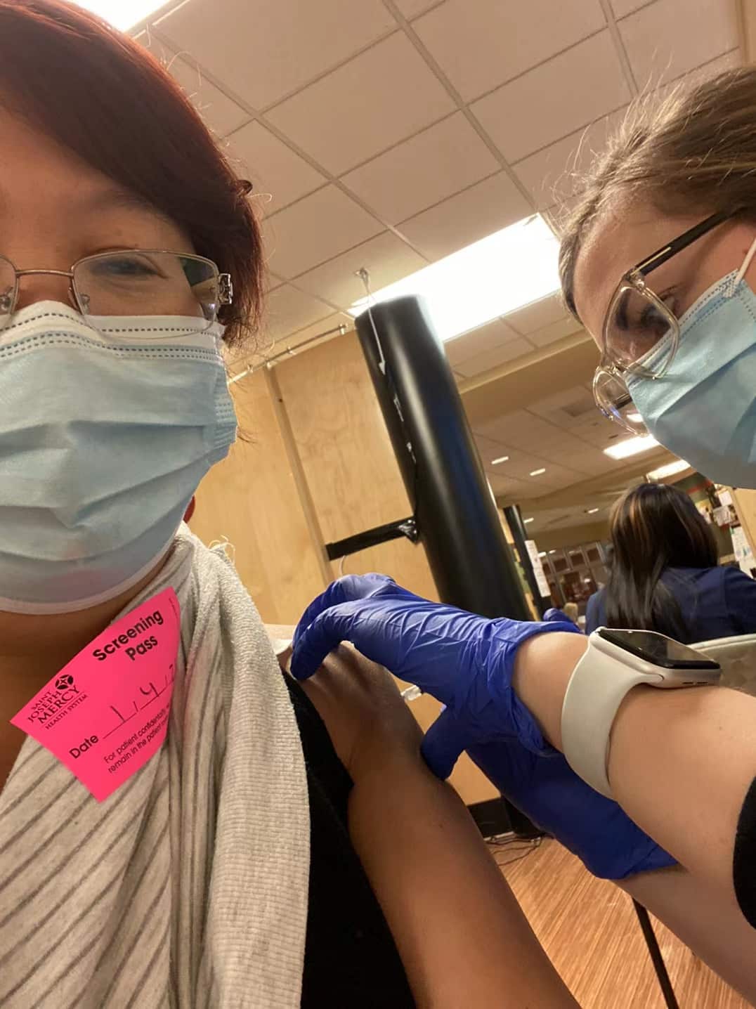 美国注册护士Alice Wei接种疫苗