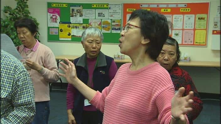 A support group for Chinese-Australians diagnosed with cancer sings together (SBS