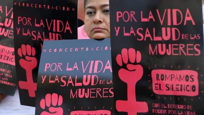 Justicia de El Salvador condena a 30 años de cárcel a una campesina que sufrió un aborto involuntario
