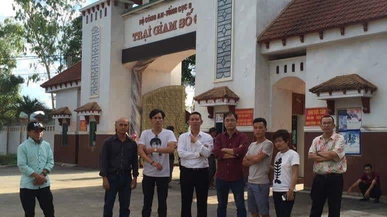 Ông Trần Huỳnh Duy Tân (ngoài cùng bên phải) và Ls. Lê Công Định cùng một số bạn hữu trong chuyến thăm ông Thức ở Nhà tù số 6 Nghệ An.