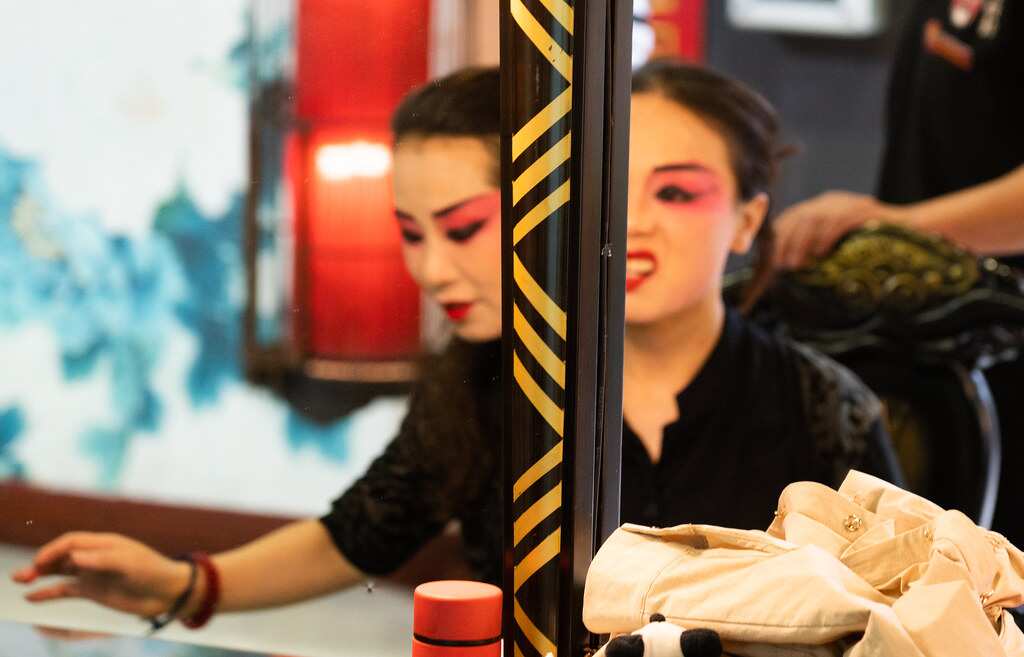 Opera singer - Please let me entertain you.