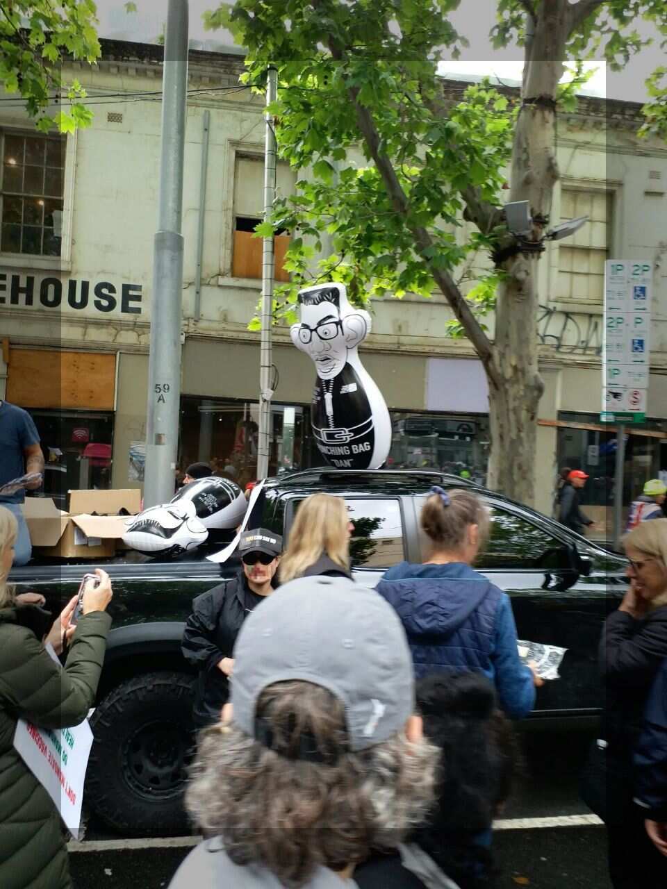 Cathy Yip （化名）自小隨家人由香港移民來澳，是集會人士中不多見的亞洲面孔。