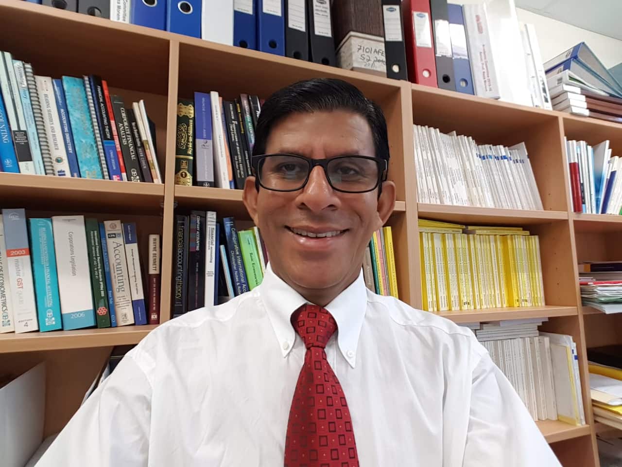 ড. রেজা মোনেম বলেন, “গতানুগতিক ক্যাম্পাস-ভিত্তিক পাঠদানের সাথে অনলাইন শিক্ষা কার্যক্রমের বেশ কিছু তফাত রয়েছে এবং দুটো দিকেরই বেশ কিছু সুবিধা-অসুবিধা রয়েছে।”