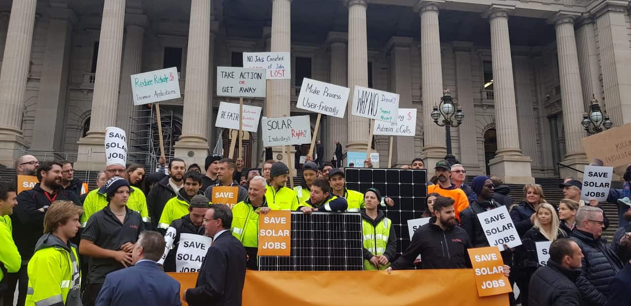 Hundreds of solar installers protested at a rally at Victoria’s Parliament House on Thursday morning.