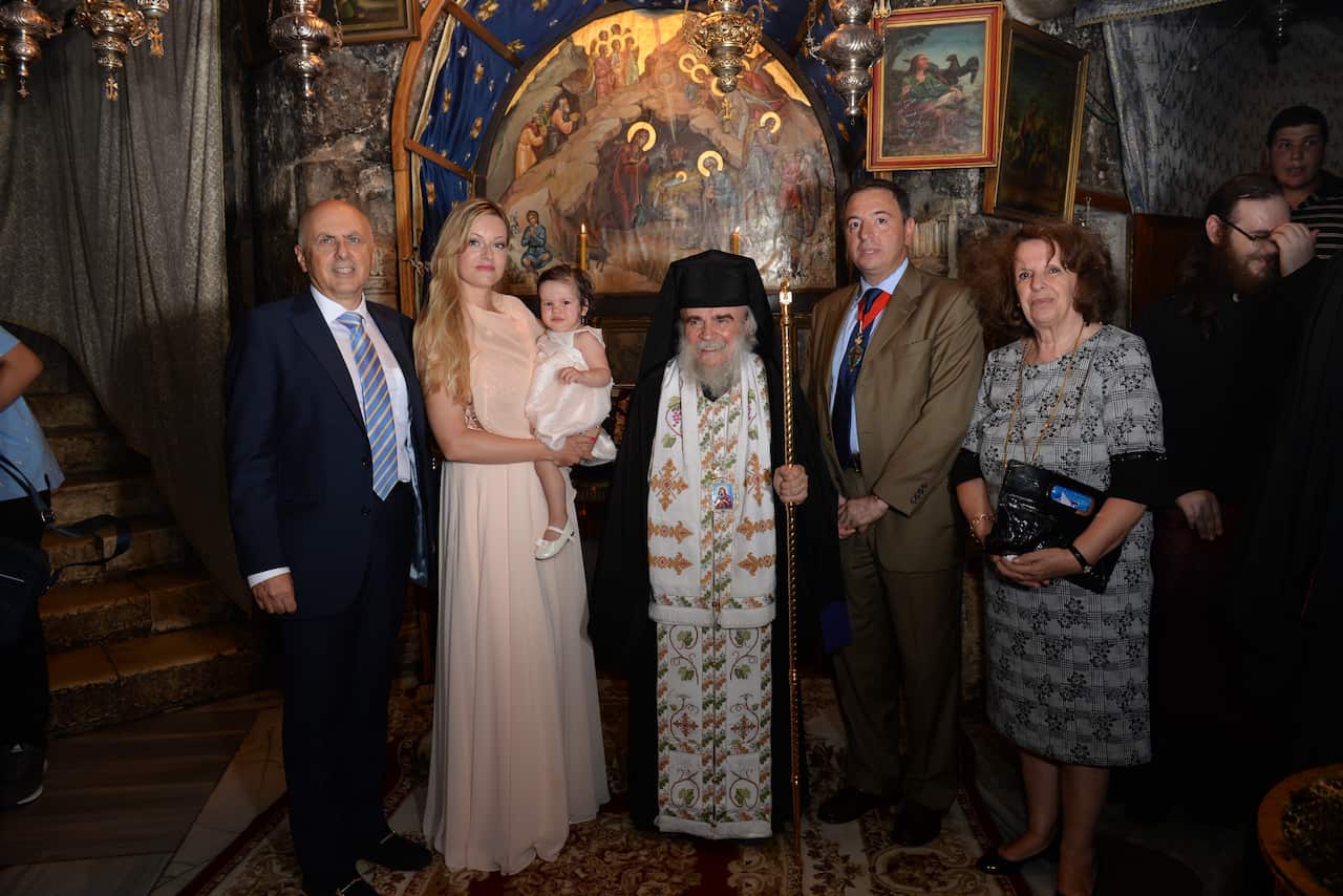 Ο Γενικός Πρόξενος της Ελλάδας στην Αδελαΐδα, Γεώργιος Ψιάχας κατά την βάφτιση της κόρης του στα Ιεροσόλυμα. Μαζί τους και ο Πατριάρχης κ. Θεόφιλος.