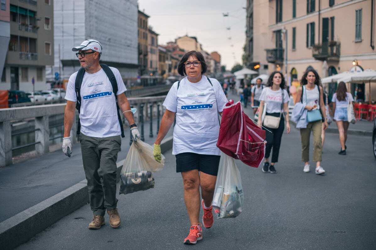 Un'immagine della pulizia del Naviglio durante il FestivalMar