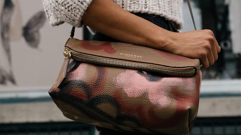 how to wear bag safely 