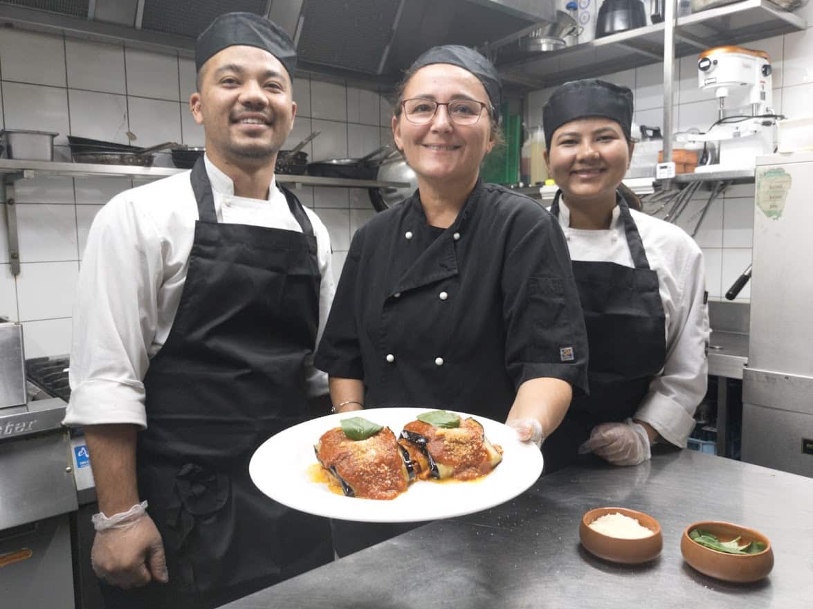 Alessandra e il suo staff nella cucina di Funghi e Tartufo nel CBD di Melbourne