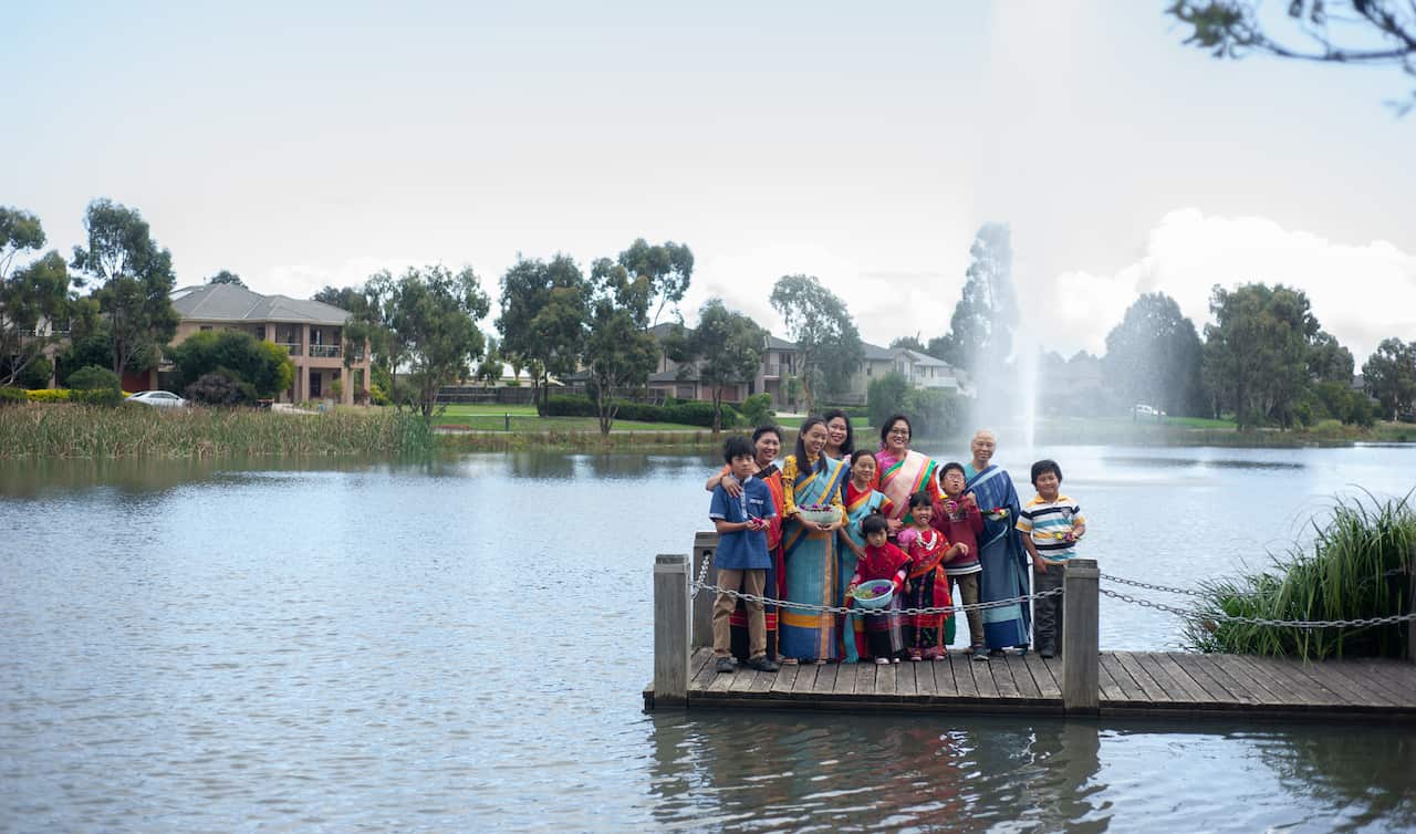 ফুল ভাসানোর মধ্য দিয়ে ফুল বিঝু পালন করছেন মেলোবোর্নের জুম্ম কমিউনিটি