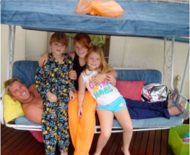 沃恩前妻在社交網貼出沃恩與子女的舊照。