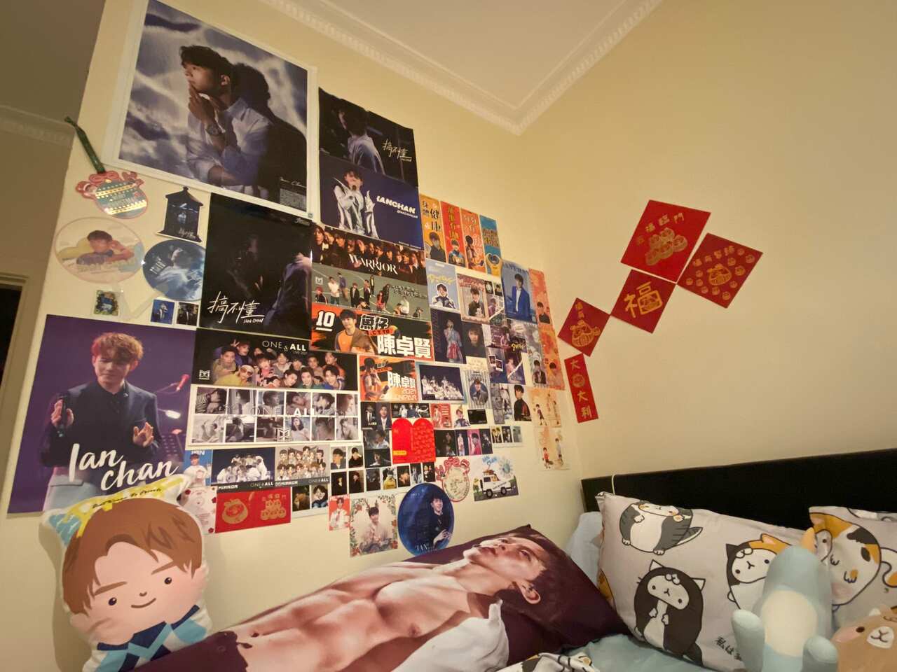 Shirley 家中的偶像牆貼上應援海報揮春。