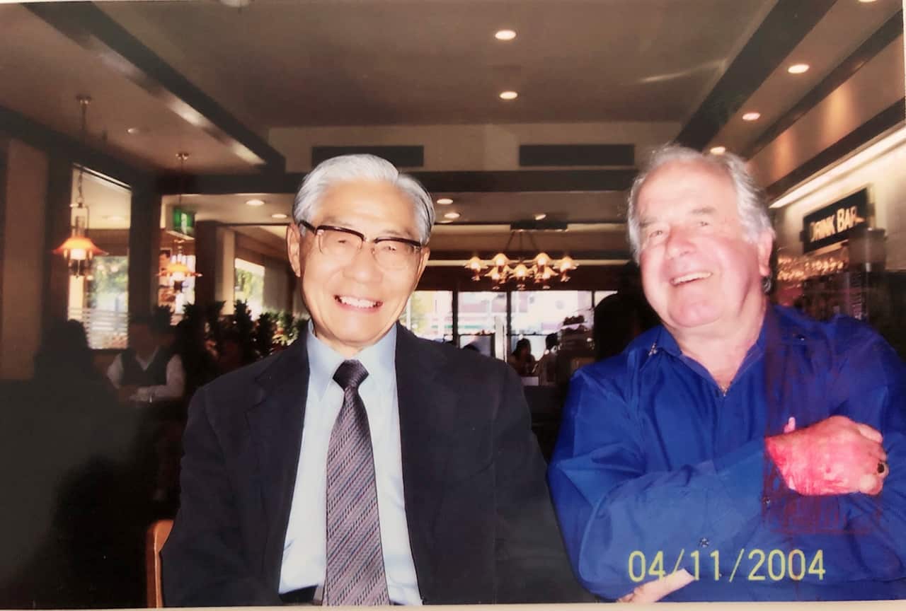  Mr Qiao Zhongzhou （left）with the family of the lifesavers of the HMAS Warramunga
