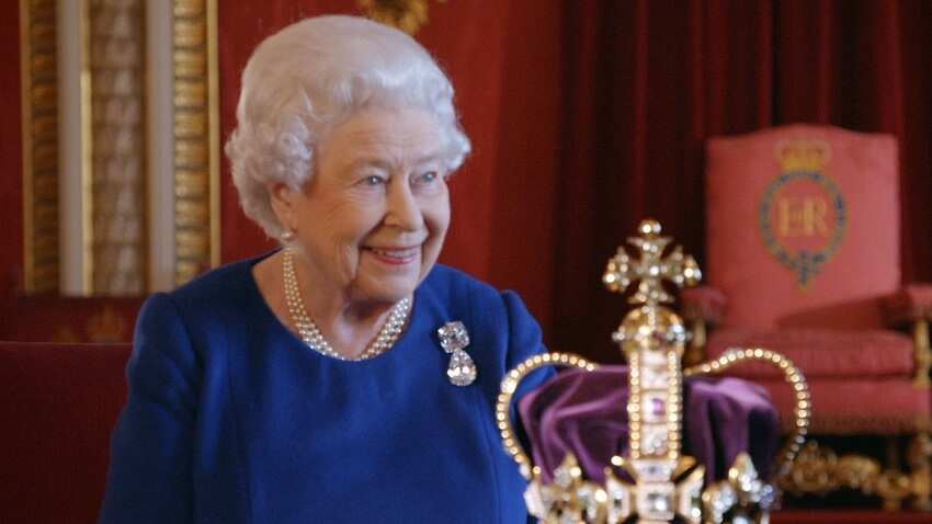 Queen Elizabeth revealed many secrets about her crown and golden carriage