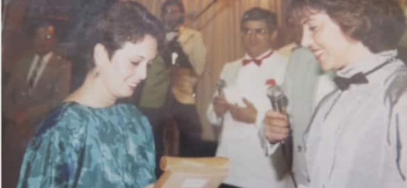 Rafaela en 1985 recibiendo en nombre de CELAS una placa del Festival Latinoamericano en reconocimiento al trabajo de la organización para la comunidad.