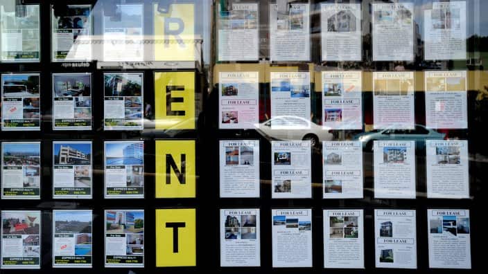 Houses for sale and lease are advertised in the window of a real estate agent at Bondi in Sydney, Friday, April 24, 2009. (AAP Image/Tracey Nearmy) NO ARCHIVING