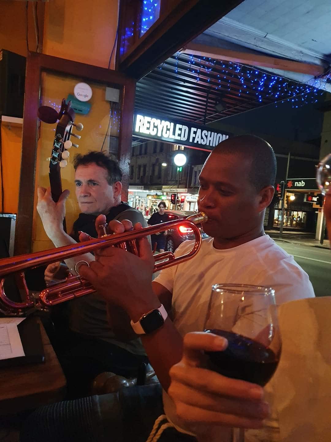 Richard Ortega en un sesión de música en un café.