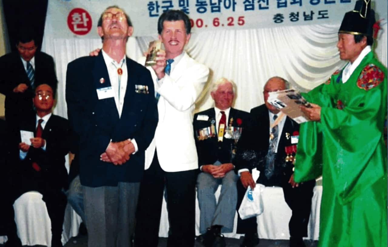 Korean War veterans Mr Ron Cashman and Mr Johny Bineham presented a photo during an invited trip to Korea in 2000.