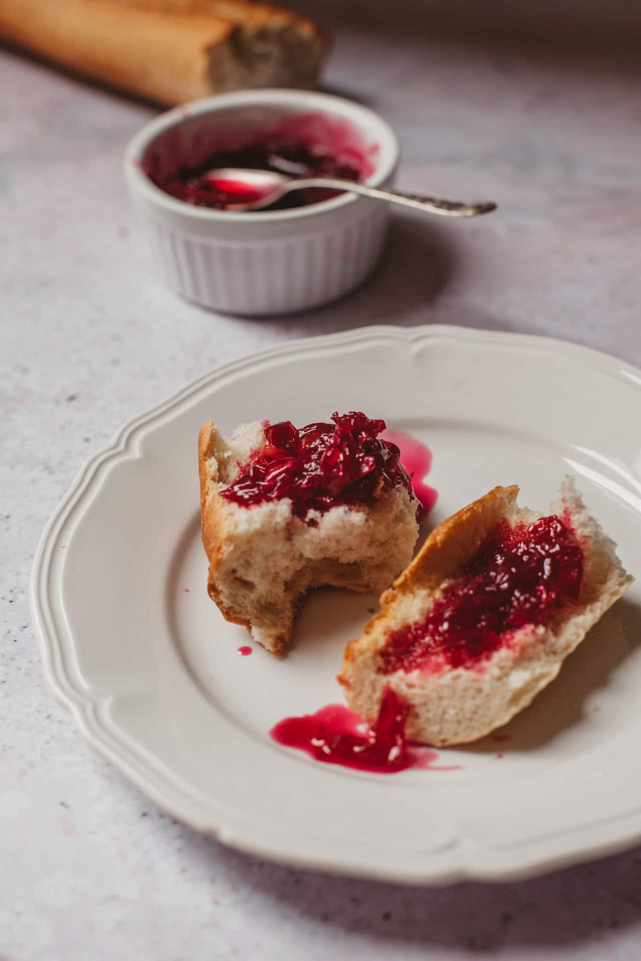 La marmellata di petali di rose, dolcissima e coloratissima, va gustata su un pezzo di pane