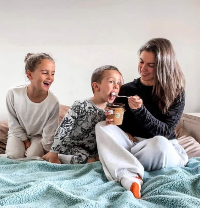 Deborah - qui con due dei suoi tre figli - condivide sui social anche delle scene famigliari