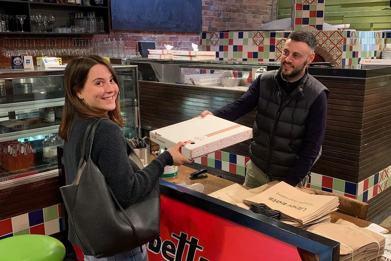 In alcuni ristoranti e pizzerie vengono offerti pasti ai nostri connazionali rimasti senza lavoro